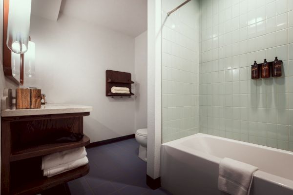 Ozarker Suite bathroom